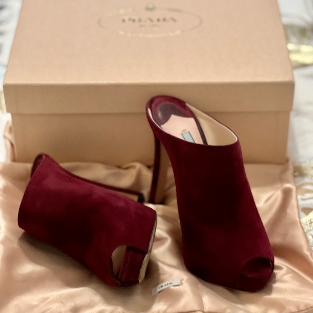 Elegant Prada Suede Mules
Burgundy
Peep-Toes
Stiletto Heels with Platform - Picture 2 of 5